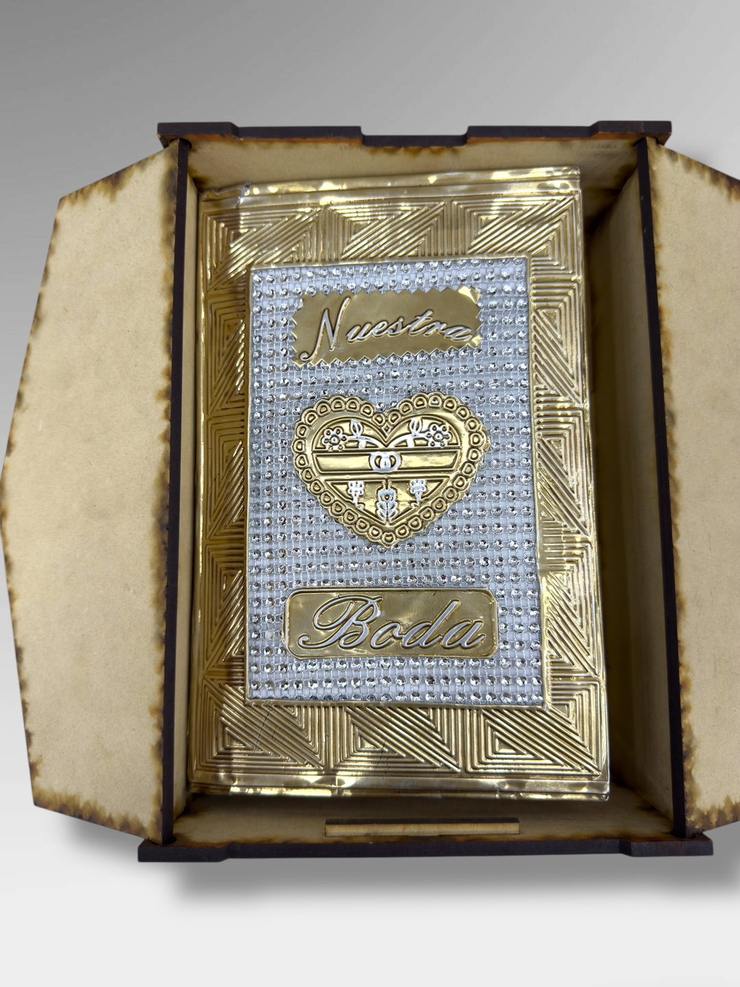 Biblia de boda de repujado y estuche de madera