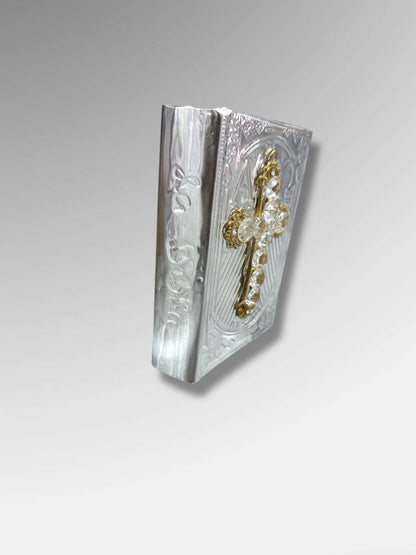 Biblia de Boda Plateada con Cruz en Relieve y Detalles Dorados