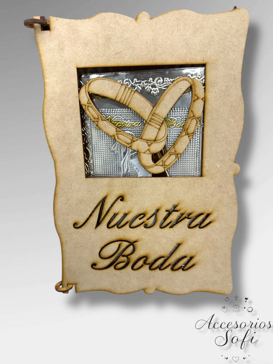 Biblia de Boda con Estuche de Madera y Diseño de Novios en Relieve