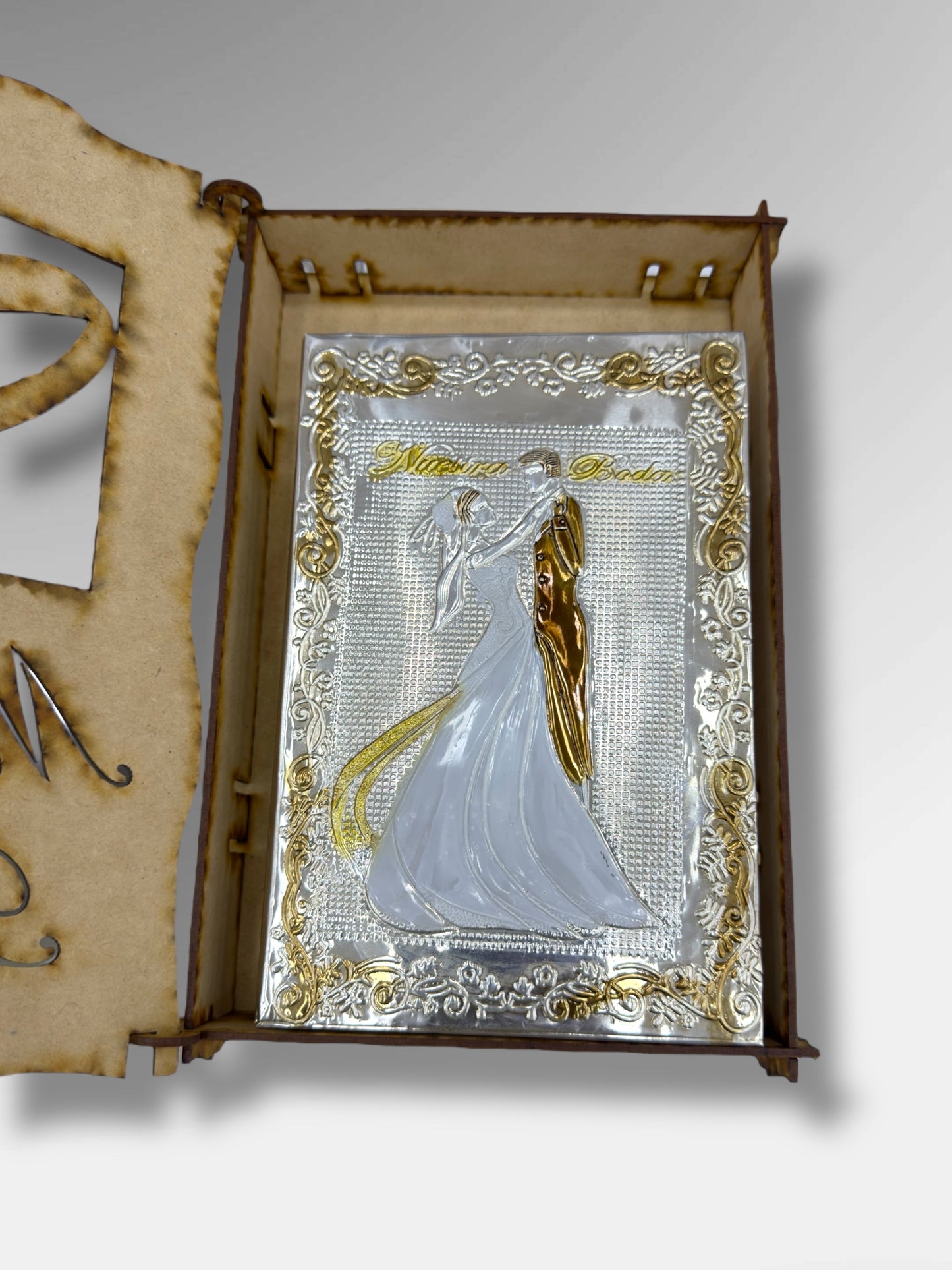 Biblia de Boda con Estuche de Madera y Diseño de Novios en Relieve