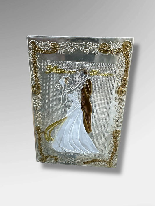 Biblia de Boda con Estuche de Madera y Diseño de Novios en Relieve
