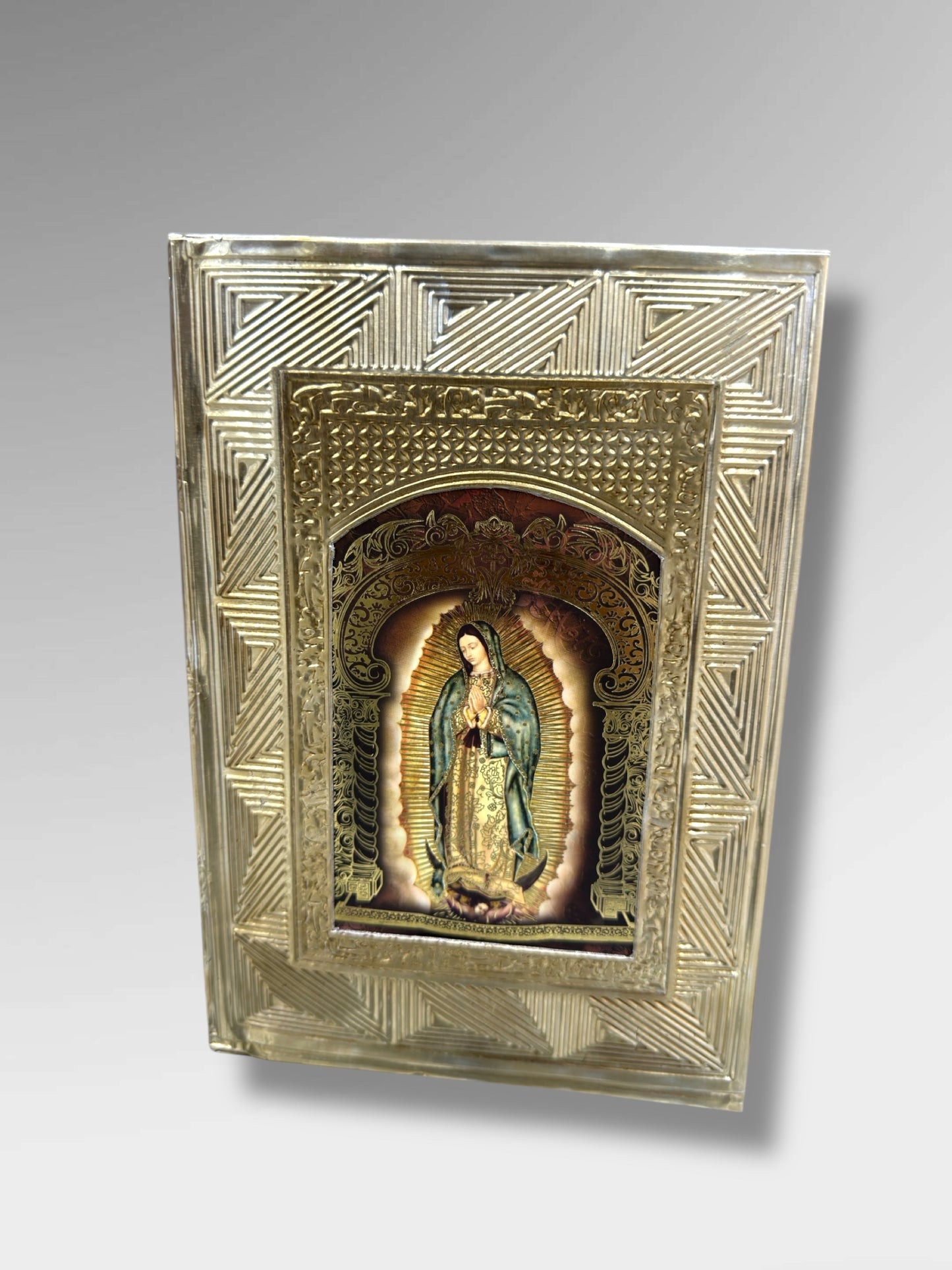 Biblia de Boda con Virgen de Guadalupe y Estuche Repujado en Madera